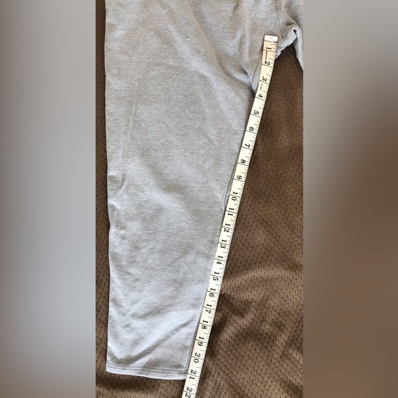 NWOT Under Armour Light Heather Grey Loose Fit Elastic Waist Capri Gym Pant - M - Picture 5 of 6